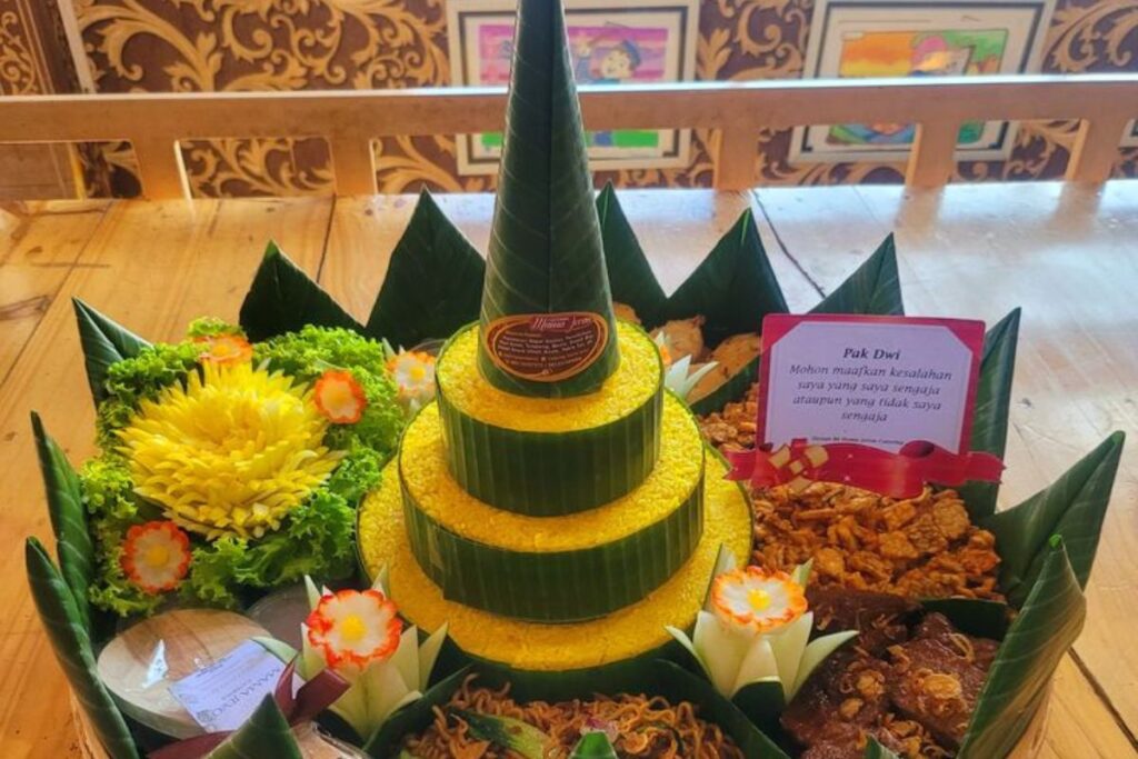 Nasi Tumpeng Kuning (3)